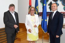 Landeshauptfrau Johanna Mikl-Leitner (m.) mit Konrad Kogler (Vorstand der Landesgesundheitsagentur, r.) und Peter Maschat (Vorsitzender des Zentralbetriebsrates.