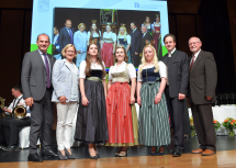 NÖ Weingala 2019: Vizepräsident Otto Auer, Landeshauptfrau Johanna Mikl-Leitner, Vizeweinkönigin Victoria Katharina Medved, die neue NÖ Weinkönigin Diana I. (Müller), Vizeweinkönigin Sophie Stift, Präsident Johannes Schmuckenschlager und Präsident Franz Backknecht (v.l.n.r.)