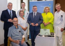 Karl Grandl, Patient im HerzMobil NÖ Projekt (vorne sitzend), Landesrat Martin Antauer, Dr. Martin Grübler und Herzinsuffizienzberaterin DGKP Ulrike Materna vom HerzMobil Team im UK Wiener Neustadt, Landesrat Ludwig Schleritzko, LGA-Vorständin Elisabeth Bräutigam und Primarius Franz Xaver Roithinger, Abteilung für Innere Medizin, Kardiologie und Nephrologie am UK Wiener Neustadt (hinten v.l.).