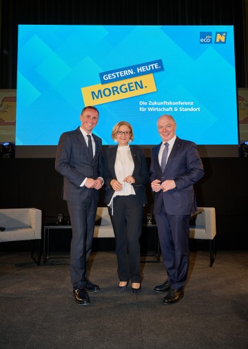 (v.l.) Landesrat Jochen Danninger, Landeshauptfrau Johanna Mikl-Leitner und ecoplus Geschäftsführer Helmut Miernicki feiern das 60-jährige Jubiläum im Conference Center Laxenburg.