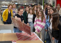 Einen Einblick in die Lehrberufe der Firma Forster Verkehrs- und Werbetechnik GmbH in Waidhofen/Ybbs erhielten die Schülerinnen der NMS Wolfsbach im Rahmen des Girls’ Day, im Bild mit Bildungs-Landesrätin Christiane Teschl-Hofmeister (links) und Michaela Roither, Geschäftsführerin der Industriellenvereinigung Niederösterreich (2.v.l.)