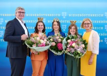 NÖ Weinbaupräsident Reinhard Zöchmann, Vizekönigin Ida Haimel, Weinkönigin Laura Hummel, Vizekönigin Viktoria Bayer und Landeshauptfrau Johanna Mikl-Leitner (v.l.n.r.)