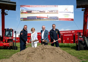 Beim Spatenstich im NÖ Feuerwehr- und Sicherheitszentrum Tulln (v.l.n.r.): Landesfeuerwehrkommandant Dietmar Fahrafellner, Landeshauptfrau Johanna Mikl-Leitner, LH-Stellvertreter Stephan Pernkopf und stv. Landesfeuerwehrkommandant Martin Boyer.