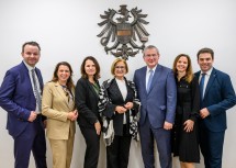 Christoph Reiter, Abteilungsleiter Gebäude- und Liegenschaftsmanagement Land NÖ, Bundesrätin Sandra Böhmwalder, Bezirkshauptfrau Heidelinde Grubhofer, Landeshauptfrau Johanna Mikl-Leitner, Kurt Seelinger, Vizepräsident Oberlandesgericht W/NÖ/Bgld., die stellvertretende Gerichtsvorsteherin des Bezirksgerichts Lilienfeld Katharina Hinterleitner und Bürgermeister Manuel Aichberger.