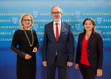 Landeshauptfrau Johanna Mikl-Leitner mit Andreas Neuwirth und Sonja Strauß.