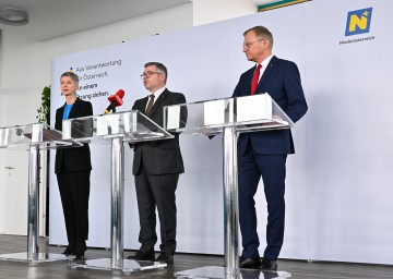Kärntens Landeshauptmannstellvertreterin Dr. Gabriele Schaunig, Landesrat DI Ludwig Schleritzko und Oberösterreichs Landeshauptmann Mag. Thomas Stelzer (von links nach recht) nach der Sitzung der Landesfinanzreferentenkonferenz in Horn. 