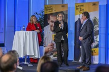 Bei der Preisverleihung wurden Unternehmen aus allen Sparten und aus dem ganzen
Bundesland für die besonders gute Nachwuchsausbildung geehrt. Im Bild von links
nach rechts: Moderatorin Birgit Perl, Landeshauptfrau Johanna Mikl-Leitner und
Wirtschaftskammer NÖ Präsident Wolfgang Ecker