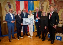 Pfarrer Mario Kietzer, Bürgermeister a.D. Günther Leichtfried, LH-Stellvertreter Stephan Pernkopf, Landeshauptfrau Johanna Mikl-Leitner, Bürgermeister Josef Leitner, Vizebürgermeisterin Sabine Rottenschlager und Pfarrer David Zezula beim Festakt anlässlich 50 Jahre Stadterhebung Wieselburg (v.l.n.r.)
