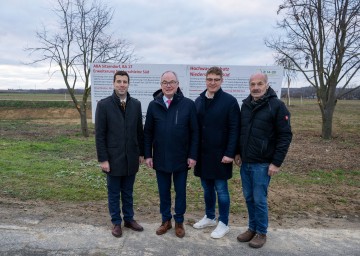 (v.l.n.r.) Bürgermeister Florian Hinteregger, LH-Stellvertreter Stephan Pernkopf, Vizebürgermeister Michael Fahn und Wilhelm Autherith, Ortsvorsteher von Niederschleinz.