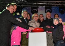 Durch das Drücken auf den großen roten Knopf wurde die Erstbeleuchtung von "Weihnachten im Park" mit Landeshauptfrau Johanna Mikl-Leitner (Mitte) aktiviert.