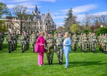 Landeshauptfrau Johanna Mikl-Leitner und Bundesministerin Klaudia Tanner mit der NÖ Militärmusik, die im Rahmen der Pressekonferenz einen musikalischen Vorgeschmack auf das Militärmusikfestival 2024 in Grafenegg gab.