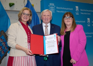 Ehrenbürgerschafts-Urkunde für Neunkirchens Bürgermeister a. D. Herbert Osterbauer. Im Bild mit Landeshauptfrau Johanna Mikl-Leitner und seiner Nachfolgerin, Bürgermeisterin Klaudia Osztovics
