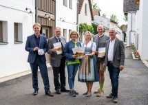 „Masterplan Weintourismus“: Neue Maßnahmen für den weiteren Ausbau des Weintourismus im Weinviertel präsentiert. Von links nach rechts: NÖ Werbung-Geschäftsführer Michael Duscher, Abgeordneter Richard Hogl, Landeshauptfrau Johanna Mikl-Leitner, Rosi Hindler, Weinviertel-Geschäftsführer Hannes Steinacker und Karl Hindler vom Weingut Hindler.