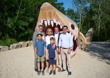 Vor einem Ur-Hai aus Holz in Originalgröße: Hagenbrunner Bürgermeister Michael Oberschil, Landeshauptfrau Johanna Mikl-Leitner, Thomas Windsor-Seifert, Bürgermeister aus Stetten, Korneuburger Bürgermeister Christian Gepp (v.l.n.r.) und die Kinder Miguel und Manuel.

