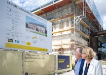 Landeshauptfrau Johanna Mikl-Leitner und Rudolf Buchbinder bei der Baustellenführung in Grafenegg.