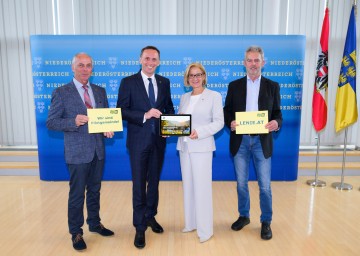 Pilotgemeinde Hirschbach rund um Bürgermeister Rainald Schäfer, Landesrat Jochen Danninger, Landeshauptfrau Johanna Mikl-Leitner und Josef Bruckner (v.l.n.r.).