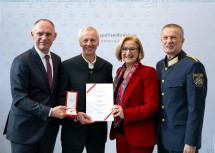 Bundesminister Gerhard Karner, Karl Petz mit dem Goldenen Verdienstzeichen der Republik Österreich, Landeshauptfrau Johanna Mikl-Leitner und Landespolizeidirektor Franz Popp (v.l.n.r.)