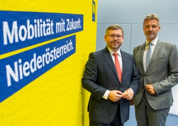 Freuten sich über Rekordzahlen beim öffentlichen Verkehr in Niederösterreich: 
<br />
Landesrat Ludwig Schleritzko und VOR-Geschäftsführer Wolfgang Schroll (v.l.n.r.)
<br />

