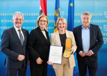 Helga Krismer-Huber (2.v.re.) nahm das Silberne Komturkreuz mit dem Stern des Ehrenzeichens für Verdienste um das Bundesland Niederösterreich von Landeshauptfrau Johanna Mikl-Leitner entgegen. Es gratulierte auch der NÖ Landtagspräsident Karl Wilfing (1.v.li.). Krismer-Huber zu Ehren nahm zudem Vizekanzler Werner Kogler (re. außen) an der Verleihung teil.