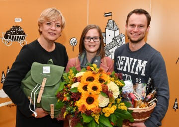 Bildungs- und Familien-Landesrätin Barbara Schwarz gratulierte dem 200.000sten Ehrengast Viktoria Pleiner mit ihrem Freund Markus Gall (v.l.n.r.)