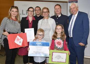 Gratulation an die Volksschulen Geras und Langau: Sicherheitsbotschafterin Christa Kummer, Barbara Teubel, Mario Rieger, Landeshauptfrau Johanna Mikl-Leitner, Kommandant Herbert Giglinger und Bildungsdirektor Johann Heuras mit Kindern (v.l.n.r.)