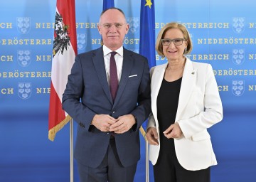 Landeshauptfrau Johanna Mikl-Leitner und Innenminister Gerhard Karner bei der Pressekonferenz zum Thema Cybersecurity.