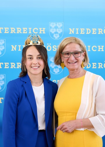 Weinkönigin Laura Hummel und Landeshauptfrau Johanna Mikl-Leitner