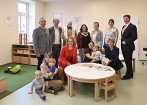 Anton, TBE-Leiterin Sandra Fitzinger mit Toni, Landesrätin Christiane Teschl-Hofmeister, Monika Rössler mit Sarah, Nationalrätin Martina Diesner-Wais; stehend: Bürgermeister Manfred Zeilinger, Architekt Rudolf Schwingenschlögl, Sandra Moldaschl, Direktorin Andrea Hermann, Kindergartenpädagogin Nicole Zoder, Bezirkshauptmann Christian Pehofer