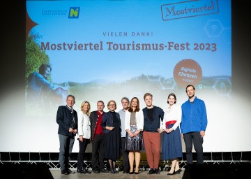 Beim Mostviertel Tourismus-Fest: Bürgermeister Manfred Roitner, Marketingleiterin NÖ Werbung Christiana Naue-Hess, Mostviertel Tourismus Geschäftsführer Andreas Purt, Landeshauptfrau Johanna Mikl-Leitner, Künstler Christof Spörk, Vortragende Kathrin Buchebner, Künstler Frédéric Alvarado-Dupuy, Vortragende Sarah Helm und Künstlerischer Leiter Tarun Kade (v.l.n.r.).
