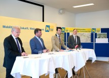 Bürgermeister Reinhard Resch, Landtagsabgeordneter Josef Edlinger, LH-Stellvertreter Udo Landbauer und NÖ Straßenbaudirektor-Stellvertreter Rainer Irschik bei der Pressekonferenz in der Straßenmeisterei Krems (v.l.n.r.).