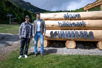 Bei der Eröffnung des Alpen Bikepark Schneeberg: LH-Stellvertreter Udo Landbauer mit Ambassador Clemens Kaudela.