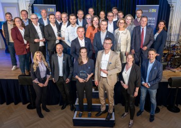 Gruppenfoto rund um Landeshauptfrau Johanna Mikl-Leitner mit den Preisträgern und Sponsoren.