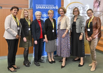 (v.l.n.r.): Ingrid Herzog (Vorstand Landesverband Hospiz NÖ) Petra Kozisnik (Geschäftsführerin Landesverband Hospiz NÖ), Ehrengast Marina Kojer, Klaudia Atzmüller (Vorsitzende Landesverband Hospiz NÖ), Sozial-Landesrätin Christiane Teschl-Hofmeister, Barbara Schwarz (Präsidentin Hospiz Österreich) und Sonja Thalinger (Geschäftsführerin Landesverband Hospiz NÖ).