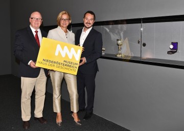In elf Tagen eröffnet das Haus der Geschichte im Museum Niederösterreich. Im Bild Landeshauptfrau Johanna Mikl-Leitner mit dem wissenschaftlichen Leiter Stefan Karner (l.) und Museums-Geschäftsführer Matthias Pacher (r.).