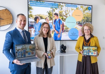 Die NÖ Pflegelandkarte ist auf allen mobilen Endgeräten abrufbar: Robert Langenberger und Cornelia Russ von der Facultas Verlags- und Buchhandels AG sowie Sozial-Landesrätin Christiane Teschl-Hofmeister (v.l.n.r.)