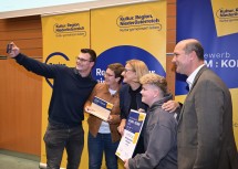 Landeshauptfrau Johanna Mikl-Leitner und Gemeindebundpräsident Johannes Pressl beim Selfie mit den Vertreterinnen und Vertretern aus Hernstein, die den 3. Platz in der Kategorie „Besonderes Kommunikationsformat mit Bürgerinnen und Bürgern“ gewonnen haben.