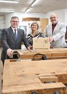 (v.l.) „Tut gut!“-Sinnestestbox für Veranstaltungen: Landesrat Ludwig Schleritzko, Irene Burian („Tut gut!“, Fachbereichsleiterin Mentale Gesundheit), Karl Langer (emmaus-Geschäftsführer).