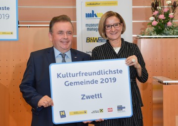Pro Bezirk wurde eine Gemeinde ausgezeichnet: Im Bild Landeshauptfrau Johanna Mikl-Leitner mit dem Bürgermeister von Zwettl, Franz Mold