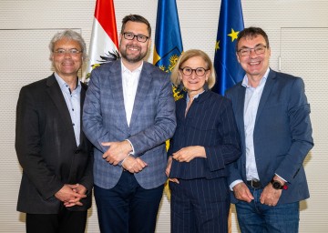 v.l.n.r.: FH-Prof. Dipl.-Ing. Hannes Raffaseder (Geschäftsführer USTP), Mag. Jiri Nantl, LL.M. (Co-Projektleiter Europacampus Hainburg), LH, FH-Prof. Dipl.-Ing. Johann Haag (Geschäftsführer USTP)
<br />
<br />