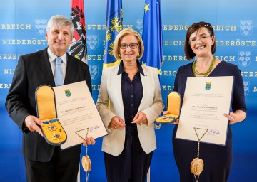 Landeshauptfrau Johanna Mikl-Leitner (m.) mit Michael Spindelegger (l., Vizekanzler a. D. und Generaldirektor des Internationalen Zentrums für die Entwicklung von Migrationspolitik) und Andrea Reithmayer (r., Vizerektorin der BOKU a. D. und Aufsichtsratsvorsitzende der ÖBB-Holding.