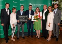 Sonderpreis “Schönster Ortsfriedhof“ ging an die Gemeinde Ertl: Im Bild Johannes Schmuckenschlager, Präsident der Landwirtschaftskammer NÖ (links im Bild), Sonja Zwazl, Präsidentin der Wirtschaftskammer NÖ (2. von links) und Landeshauptfrau Johanna Mikl-Leitner (2. von rechts) mit Vertretern der Gemeinde