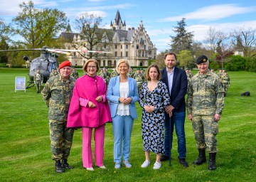 (v.l.) Heeresmusikchef Oberst Bernhard Heher, Landeshauptfrau Johanna Mikl-Leitner, Bundesministerin Klaudia Tanner, Lisa Zuckerstätter, ORF Abteilungsleiterin Humanitarian Broadcasting, Mario Thaler, Geschäftsführer Licht ins Dunkel, und der NÖ Militärkommandant Oberst Michael Lippert.