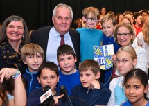 (v.l.) Direktorin Andrea Schlederer, Bürgermeister Erich Hofer und Landeshauptfrau Johanna Mikl-Leitner mit Schülerinnen und Schülern der Volks- und Musikmittelschule Auersthal bei der Eröffnungsfeier.