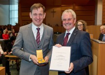 Johannes Käfer, Gärtner und Gartenbautechniker, Obmann der NÖ Gärtner Vereinigung sowie geschäftsführender Gemeinderat in Gresten, wurde „Das goldene Ehrenzeichen für Verdienste um das Bundesland Niederösterreich“ verliehen.