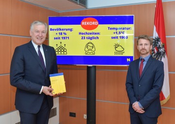 Im Bild von links nach rechts: Landesrat Martin Eichtinger und Markus Hemetsberger, Fachbereichsleiter für Grundlagenforschung und Statistik beim Amt der NÖ Landesregierung, präsentieren die NÖ Jahresstatistik