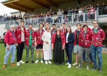Landeshauptfrau Johanna Mikl-Leitner und Bürgermeisterin Bernadette Geieregger mit Vertreterinnen und Vertretern der Pfadfindergruppe Kaltenleutgeben