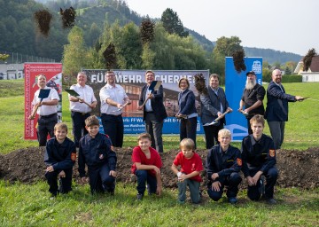 Spatenstich für das neue Feuerwehrhaus, im Bild von links nach rechts: Der Kommandant der FF Zell Ulrich Kromoser, Landesfeuerwehrkommandant Dietmar Fahrafellner, der Kommandant der FF Waidhofen-Stadt Michael Höritzauer, Bürgermeister Werner Krammer, Landeshauptfrau Johanna Mikl-Leitner, Vizebürgermeister Mario Wührer, Stadtrat Martin Dowalil, Vizebürgermeister Armin Bahr. Im Vordergrund Mitglieder der Feuerwehrjugend.