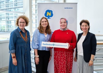 Familien-Landesrätin Christiane Teschl-Hofmeister mit den Kursteilnehmerinnen Ramona Sonnleitner und Marina Gazmagomadova sowie Familienland Niederösterreich GmbH-Geschäftsführerin Barbara Trettler (v.l.n.r.)