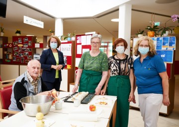 Sozial-Landesrätin Christiane Teschl-Hofmeister (2. von links) mit ehrenamtlichen Mitarbeiterinnen und einem Bewohner des Pflege- und Betreuungszentrums Ybbs