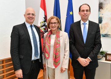 Landeshauptfrau Johanna Mikl-Leitner mit den Experten Christian Horak (r.) und Wolfgang Mazal (l.)